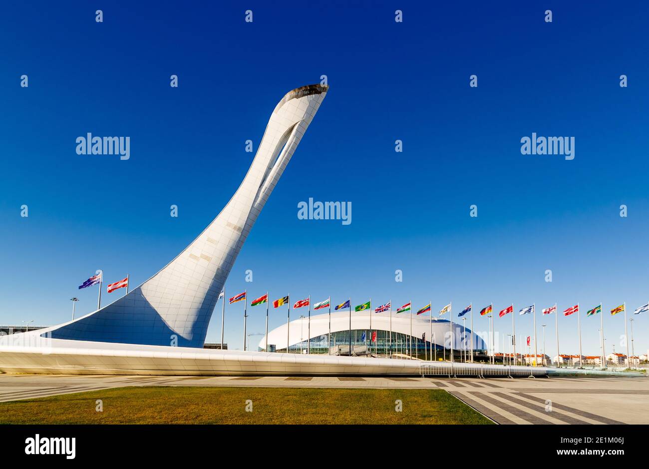 Sotschi, Region Krasnodar, Russland - Oktober 10 2014: Bowl Olimpic Flamme und Bolschoi Ice Palace für Eishockey im Olimpic Park. Stockfoto