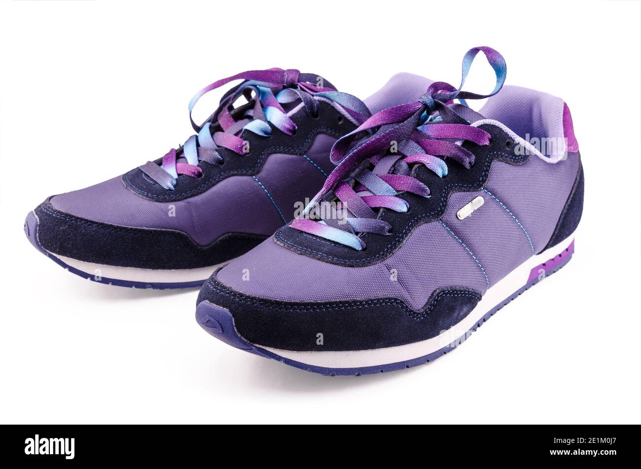 Zwei Herren-Sportschuhe auf weißem Hintergrund Stockfoto