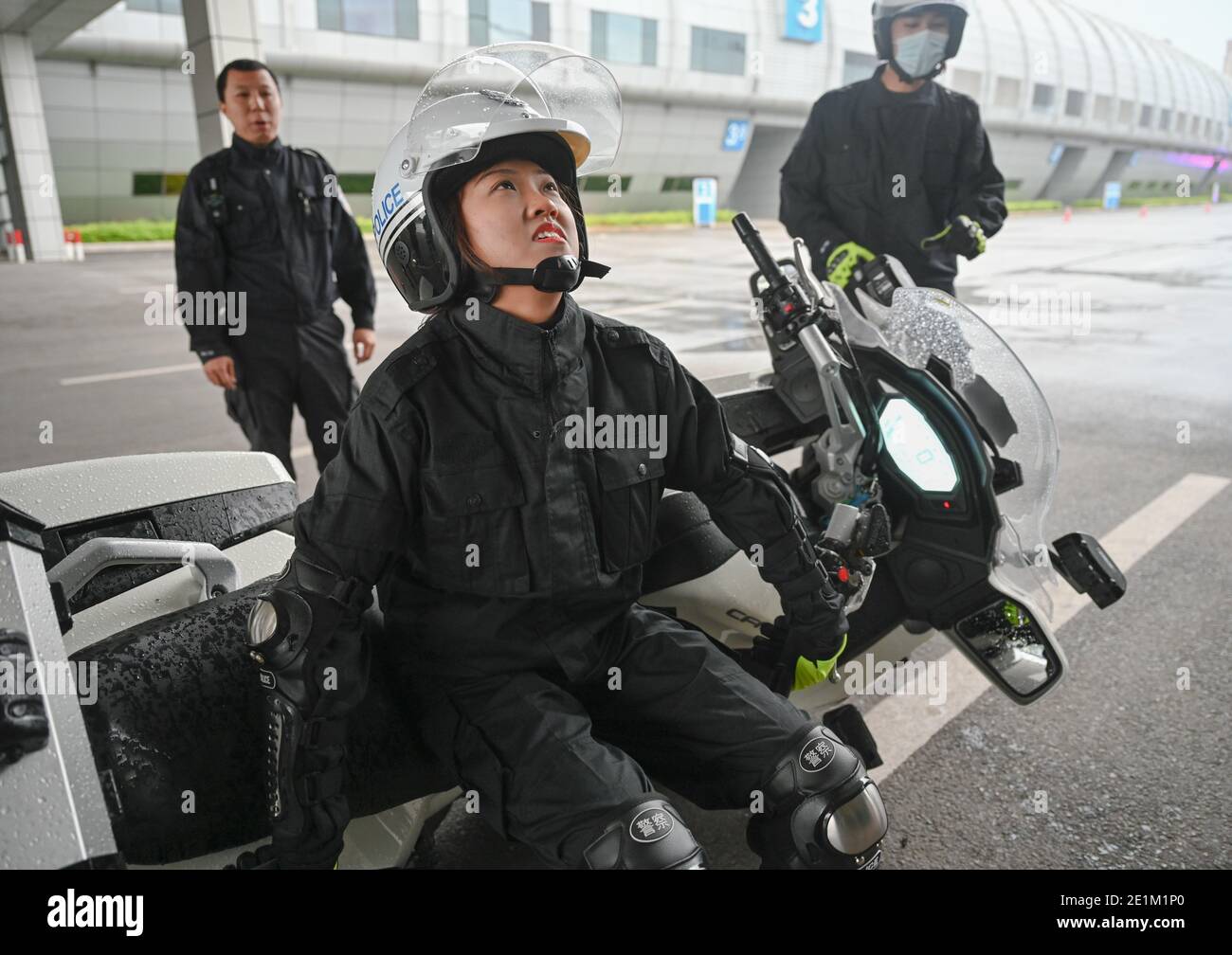 (210108) -- FUZHOU, 8. Januar 2021 (Xinhua) -- Xiang Ting, ein Mitglied eines Motorradteams für Verkehrspolizisten, versucht während eines Fahrtrainings in der Stadt Fuzhou, südöstlich der Provinz Fujian in China, am 15. Dezember 2020, ein gefallenes Motorrad anzuheben. Das erste Verkehrspolizisten-Motorradteam der Stadt wurde Tage vor dem bevorstehenden ersten chinesischen Polizeitag, der am 10. Januar 2021 angesetzt wird, gegründet. Mit einer durchschnittlichen Höhe von bis zu 1.7 Metern sind diese Motorradfahrerinnen in schönen Uniformen gut ausgebildet, um das etwa 300 kg schwere Polizeimotorrad fahren zu können, um Dienst zu leisten, ohne dabei die Aufmerksamkeit zu erregen Stockfoto