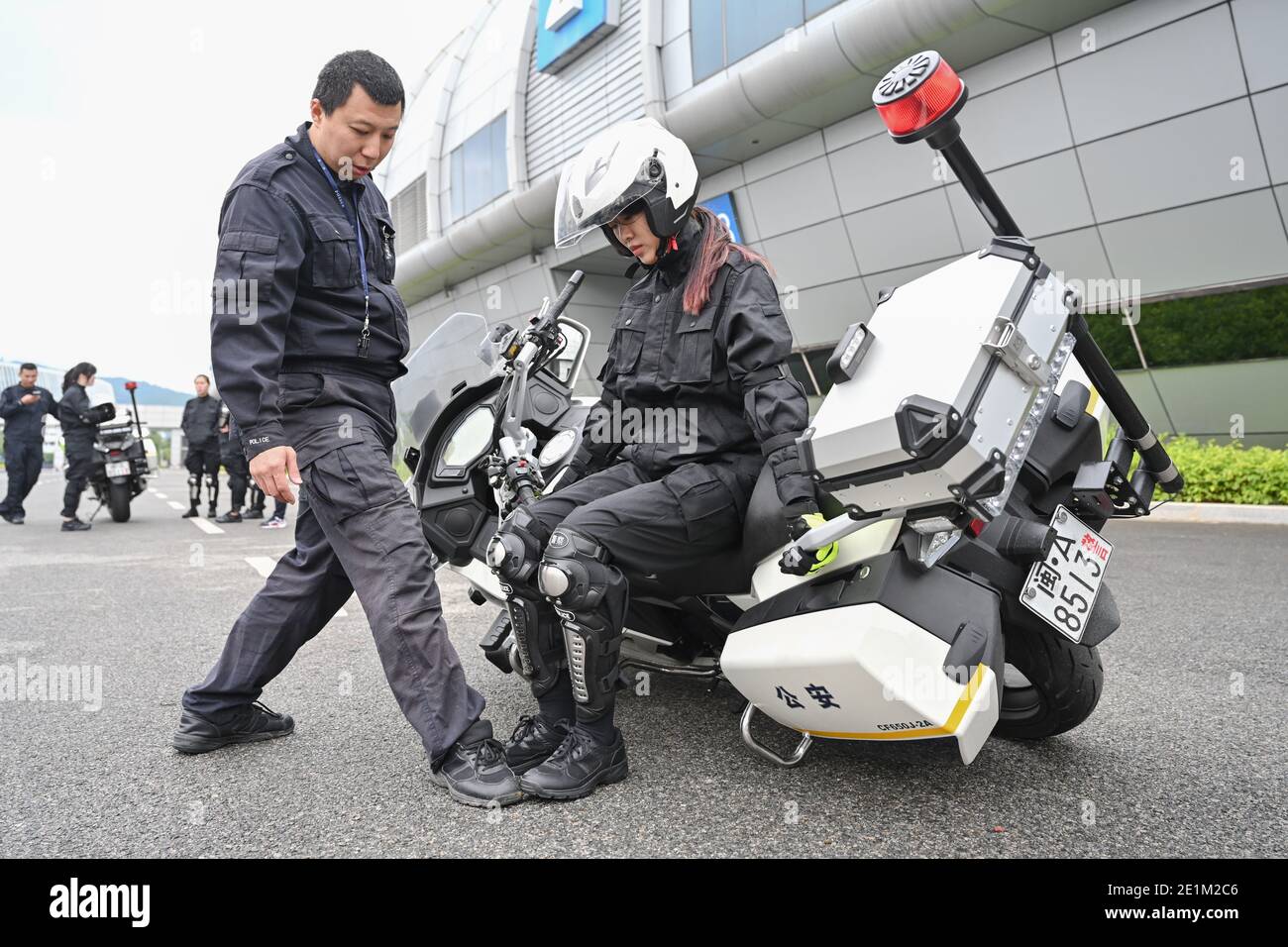 (210108) -- FUZHOU, 8. Januar 2021 (Xinhua) -- Cai Jingye, ein Mitglied eines Motorradteams für Verkehrspolizisten, versucht während eines Fahrtrainings in der Stadt Fuzhou, südöstlich der Provinz Fujian in China, am 15. Dezember 2020, ein gefallenes Motorrad anzuheben. Das erste Verkehrspolizisten-Motorradteam der Stadt wurde Tage vor dem bevorstehenden ersten chinesischen Polizeitag, der am 10. Januar 2021 angesetzt wird, gegründet. Mit einer durchschnittlichen Höhe von bis zu 1.7 Metern sind diese Motorradfahrerinnen in schönen Uniformen gut ausgebildet, um das etwa 300 kg schwere Polizeimotorrad fahren zu können, um Dienst zu leisten, ohne dabei die Aufmerksamkeit zu erregen Stockfoto