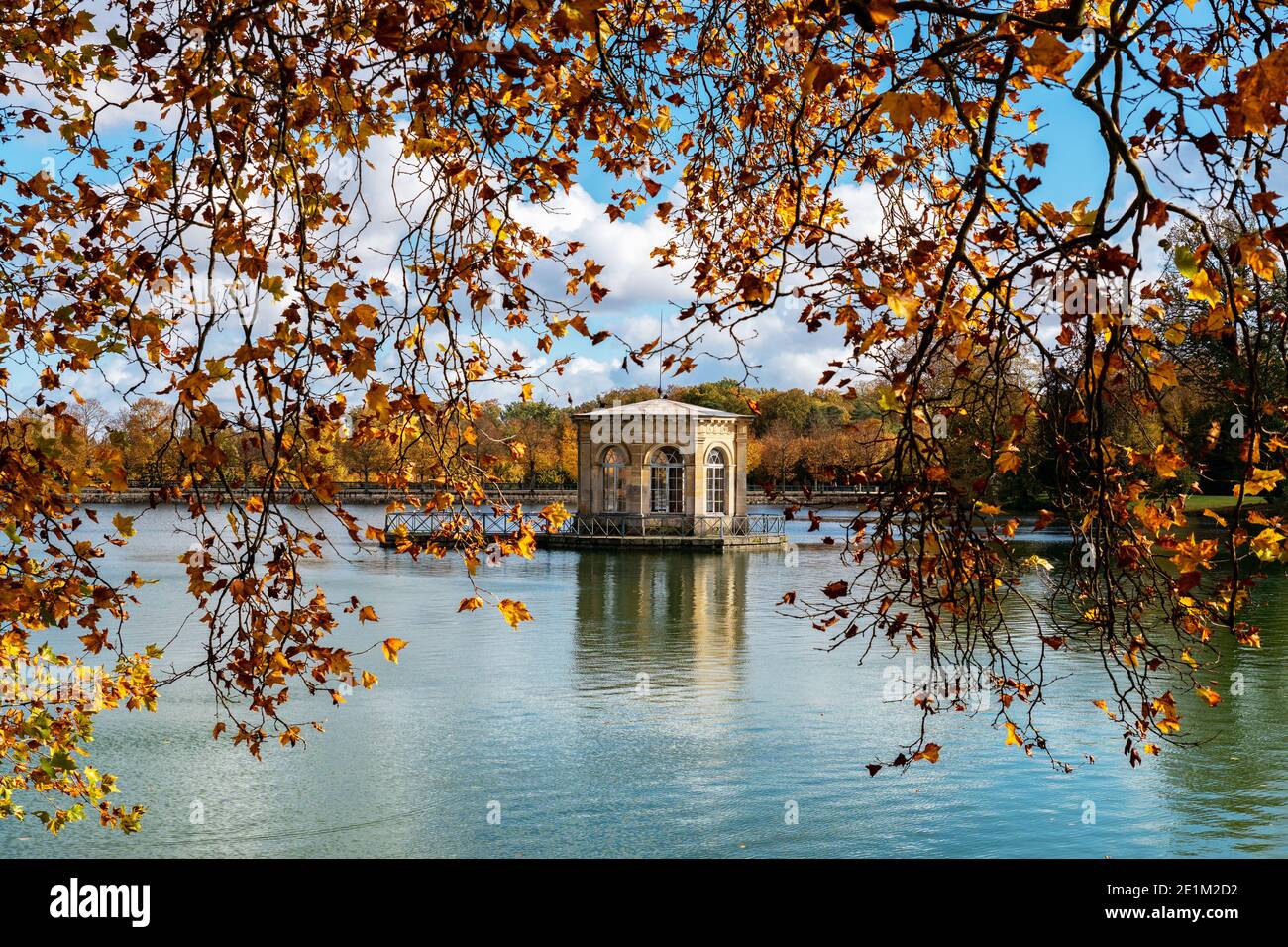 Pavillon in der Mitte des Karpfenteiches und Fontainebleau Schloss im Herbst Stockfoto