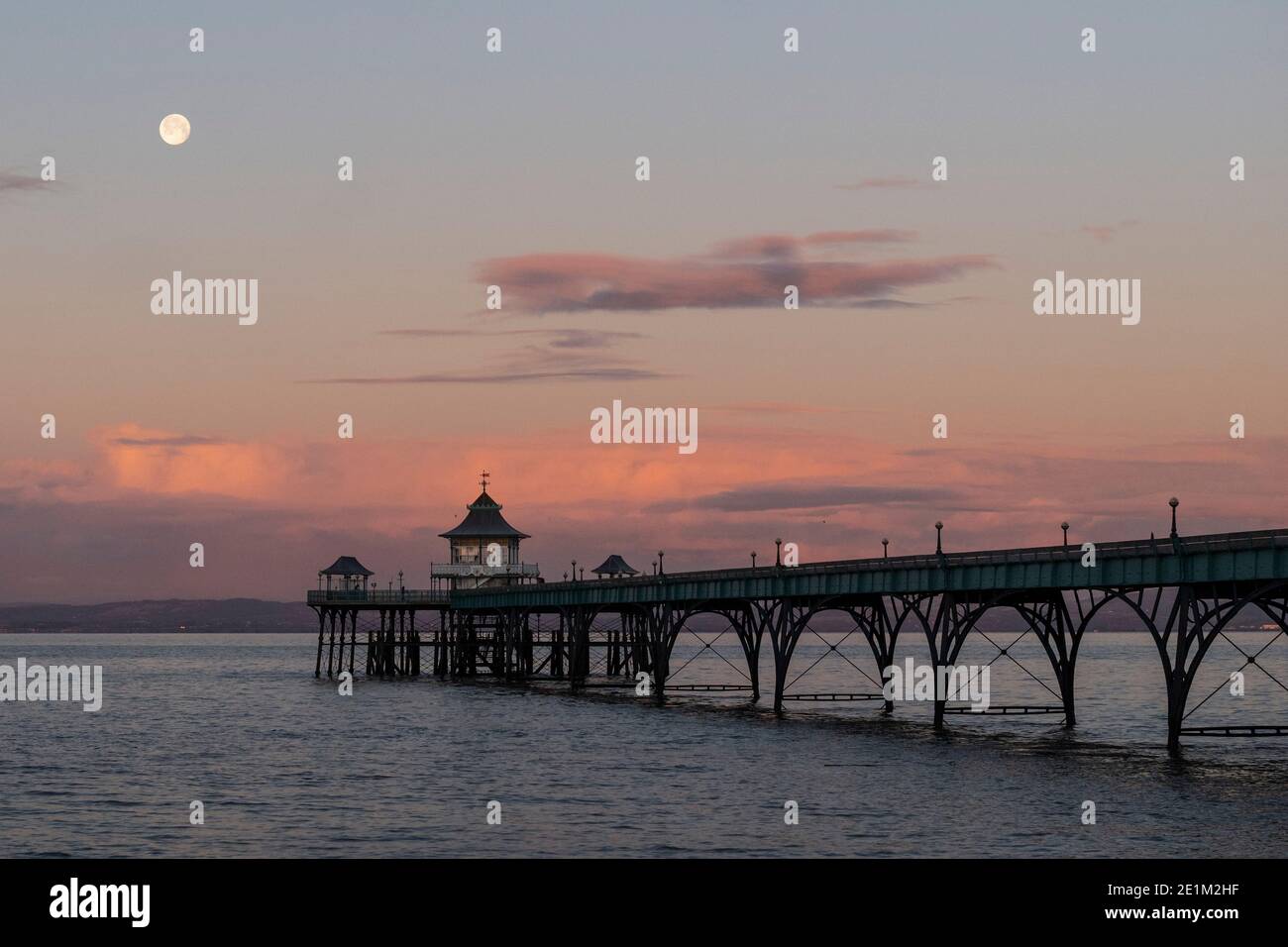 Der Mond untergeht hinter Clevedon Pier in Somerset. Stockfoto