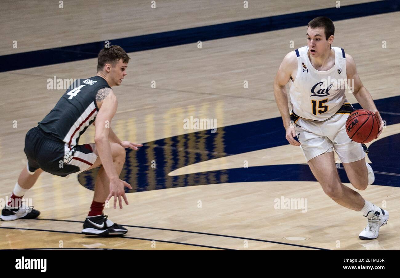 Berkeley, CA, USA, 07. Januar 2021. A. Kalifornien-Stürmer Grant Anticevich (15) fährt zum Reifen während des NCAA Männer Basketballspiels zwischen Washington State Cougars und Kalifornien 60-71 verloren im Hass Pavilion Berkeley Calif. Thurman James/CSM/Alamy Live News Stockfoto