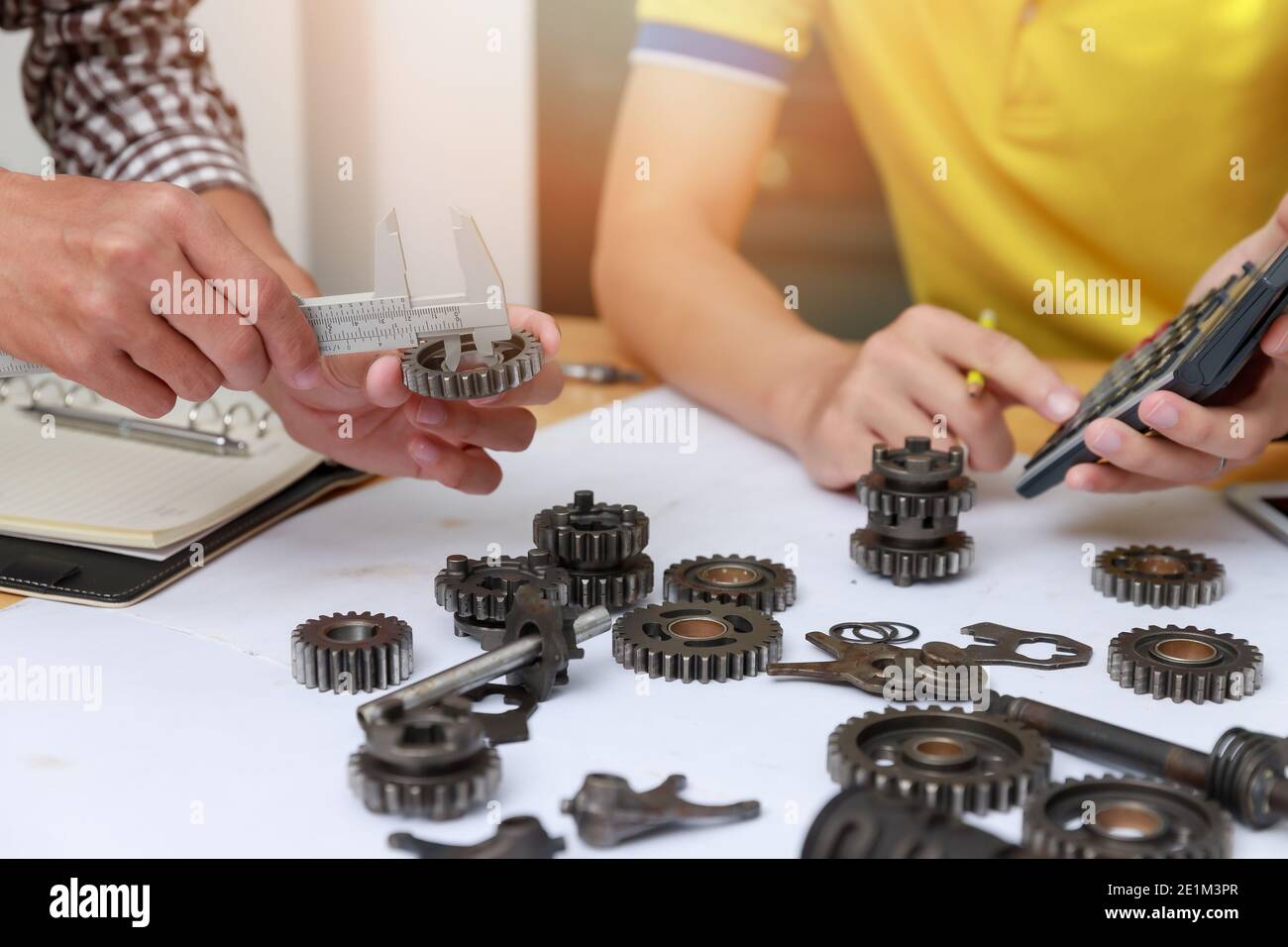 Ingenieur diskutieren und Gestaltung über mechanische Getriebe Teile im Amt. Stockfoto