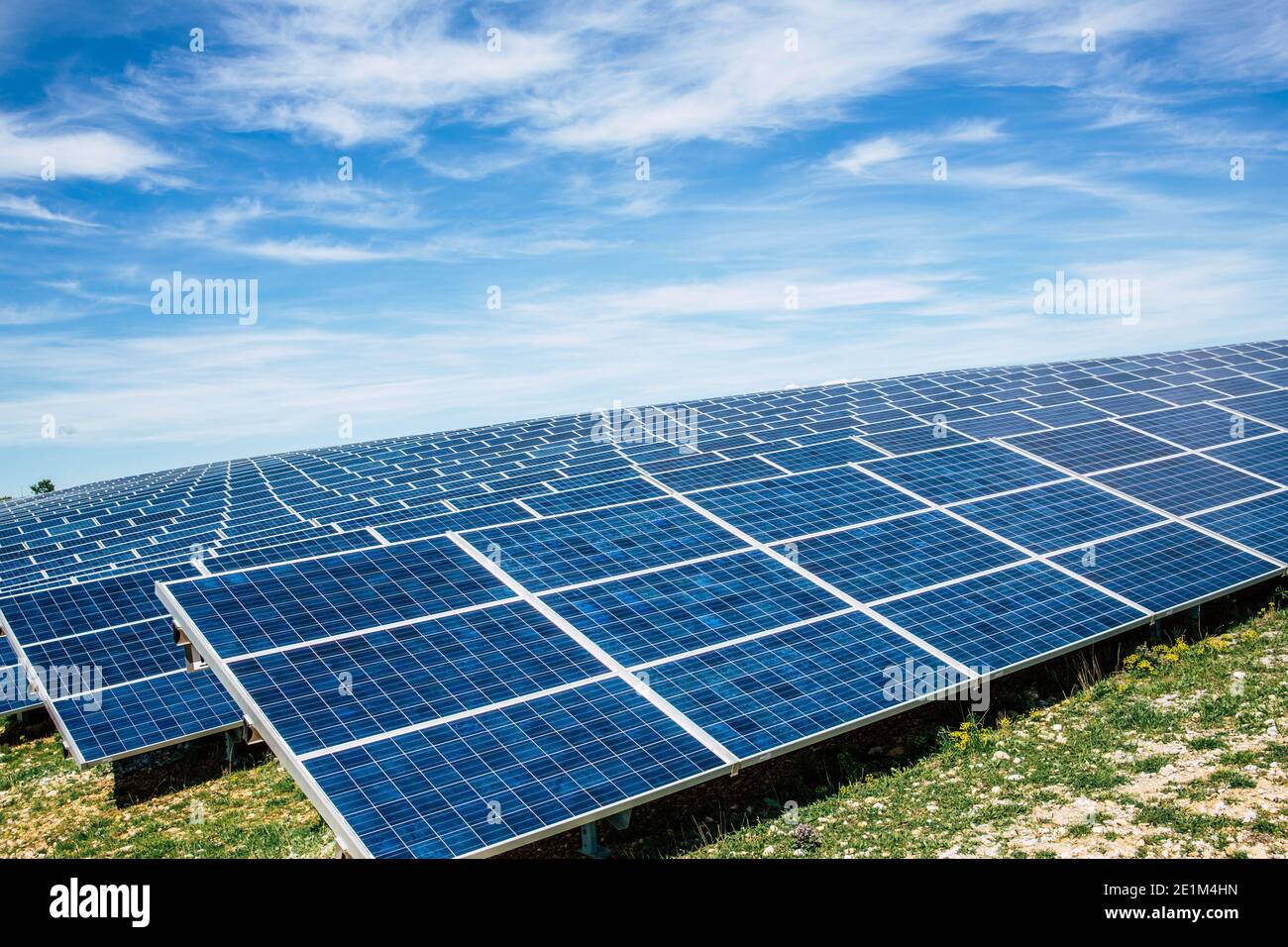 Erneuerbare Energie und nachhaltige Entwicklung / Park von Photovoltaik Solar Bedienfelder Stockfoto