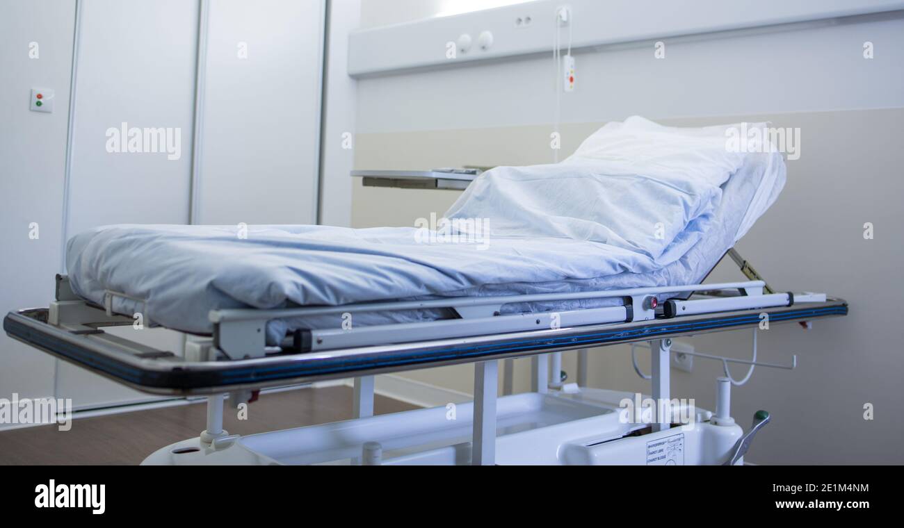 Leeres Krankenhauszimmer mit medizinischem Bett Stockfoto