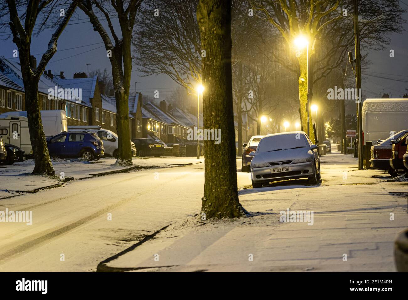 Birmingham, West Midlands, Großbritannien. Januar 2021. Schneebänder verstreuten sich über Nacht in Großbritannien und bis Freitag Morgen verlassen Straßen weiß und schimmernd. Kredit: Ryan Underwood/Alamy Live Nachrichten Stockfoto