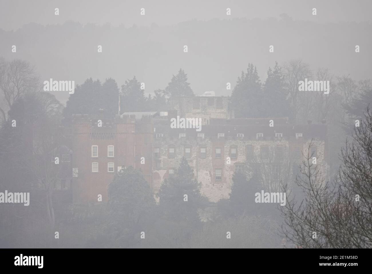 Farnham Castle, Farnham. Januar 2021. Eine bitterkalte Nacht in den Heimatkreisen. Strahlungsnebel über Farnham Castle in Farnham in Surrey. Kredit: james jagger/Alamy Live Nachrichten Stockfoto