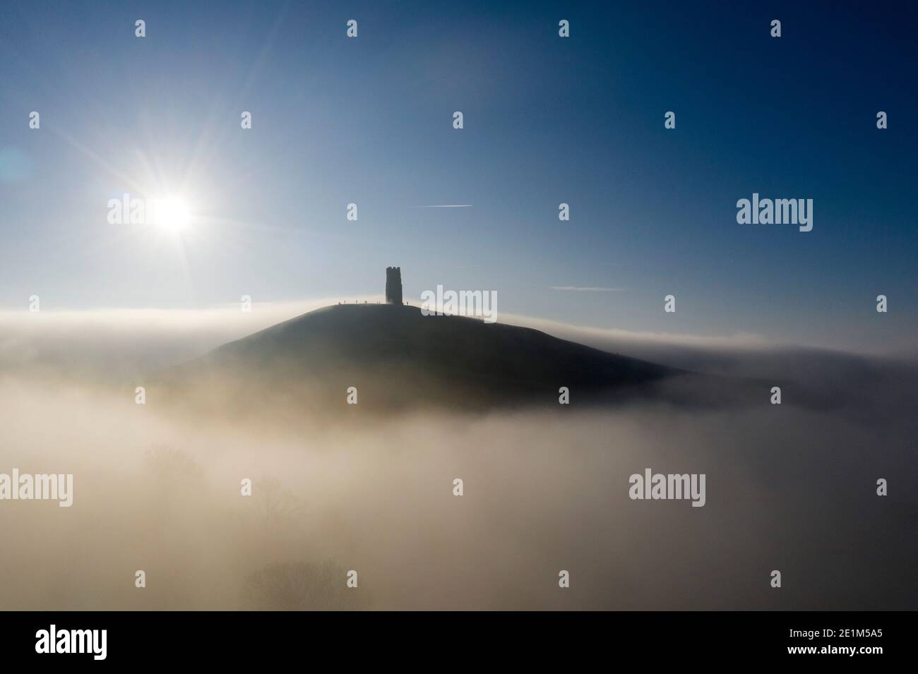 Glastonbury Tor im Nebel. Stockfoto