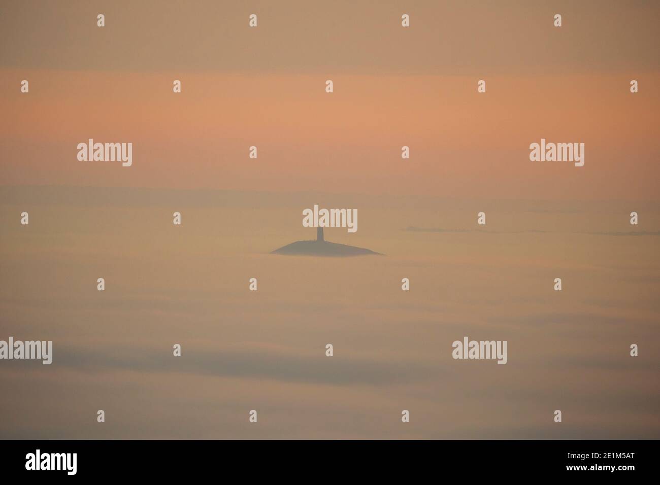 Glastonbury Tor im Nebel. Stockfoto