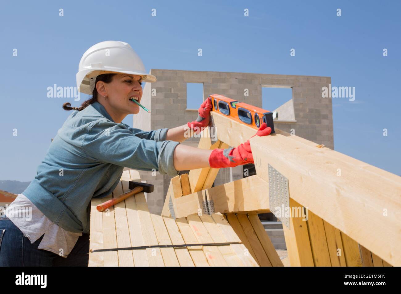 Ingenieurin Frau, die auf einer Baustelle arbeitet Stockfoto
