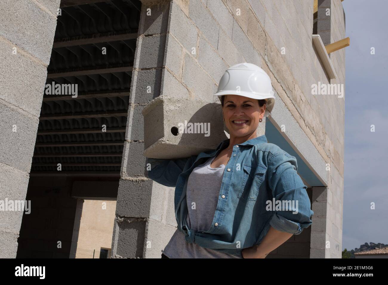 Ingenieurin Frau, die auf einer Baustelle arbeitet Stockfoto