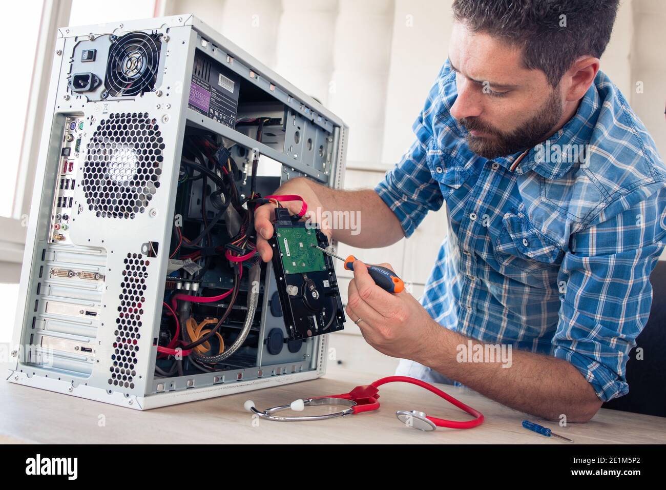Techniker repariert die Festplatte des Computers Stockfoto