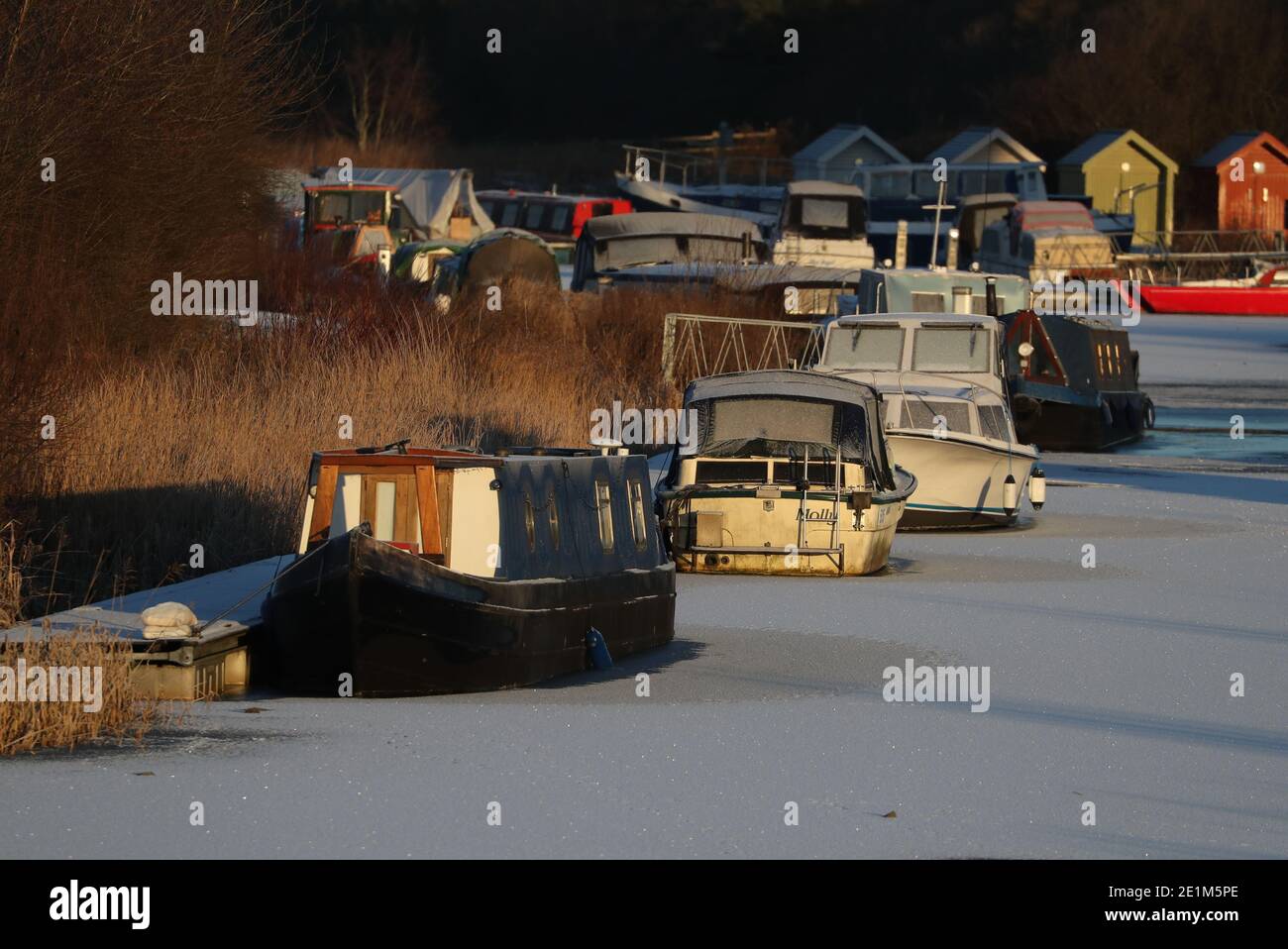 Ein Frost und Schnee bedeckt weiter und Clyde Kanal in der Nähe der Kelpies in Falkirk, Zentral Schottland. Stockfoto