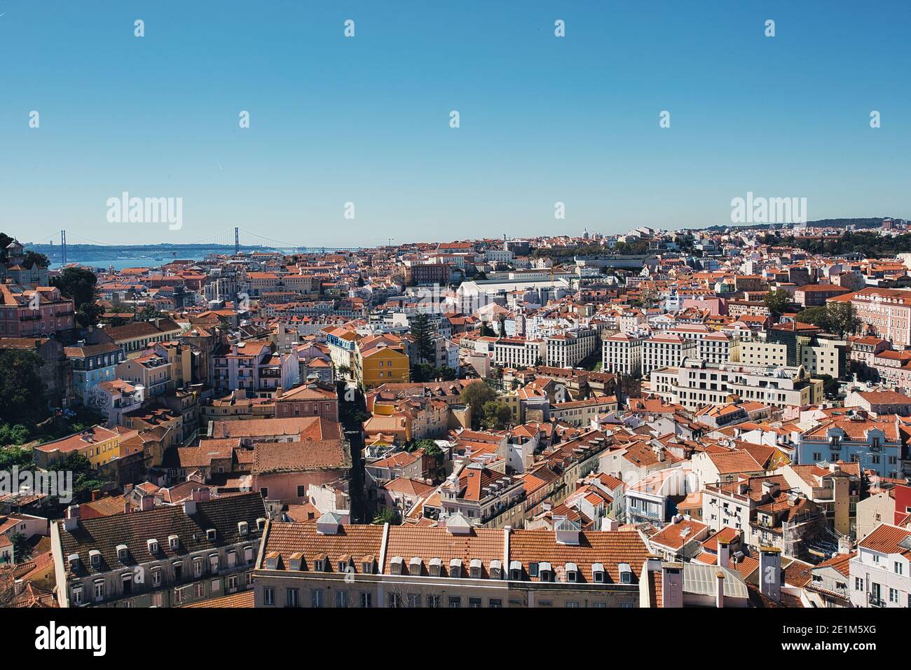 Panoramablick auf die Stadt vom Aussichtspunkt Miradouro da Senhora do Monte in Lisbo Stockfoto