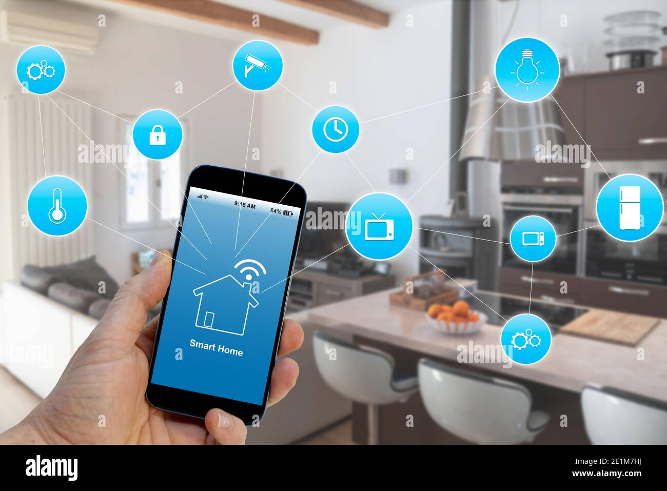 Smart Home Control System App-Konzept auf Smartphone-Display in der Hand Stockfoto