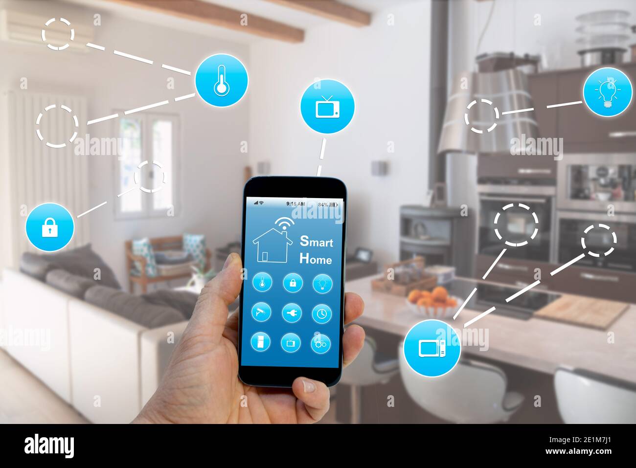 Smart Home Control System App-Konzept auf Smartphone-Display in der Hand Stockfoto