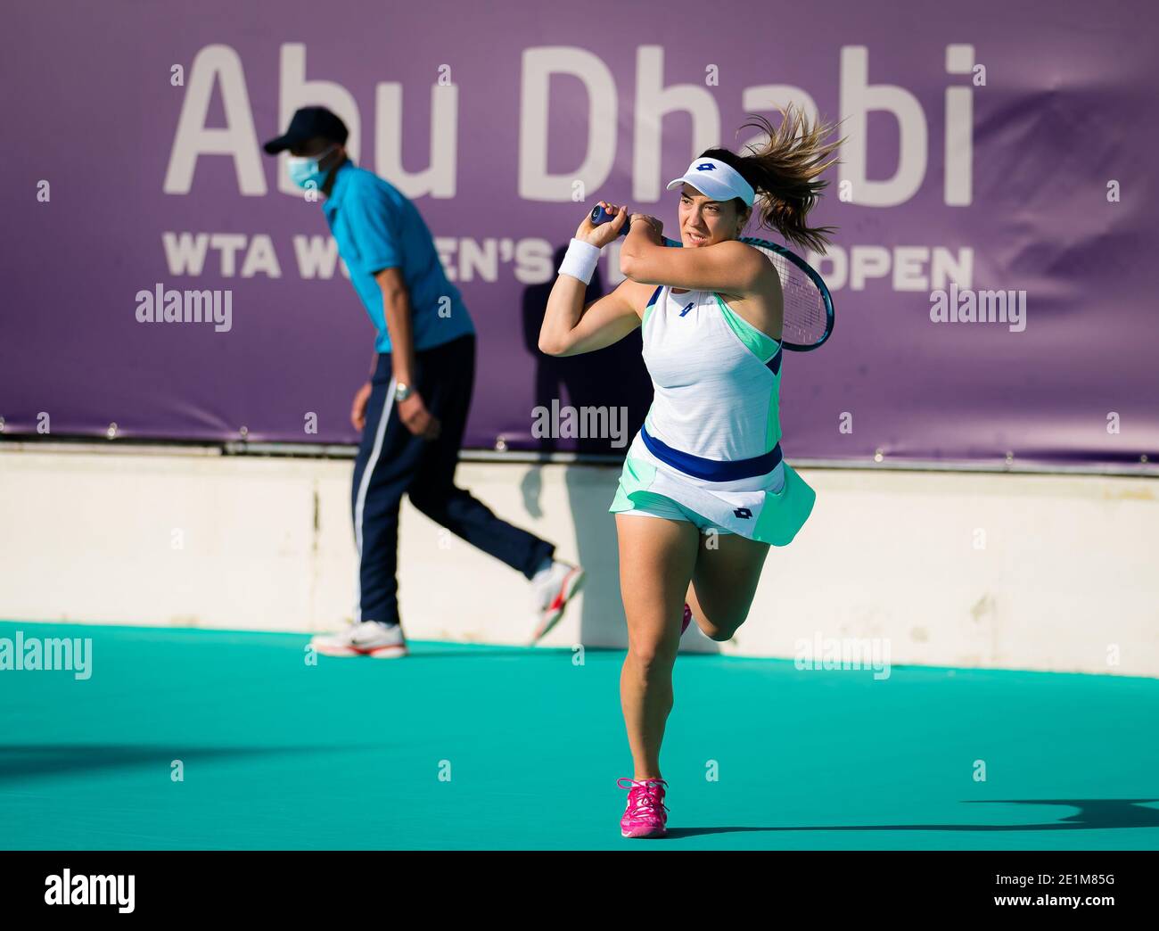 Danka Kovinic von Montenegro im Kampf gegen Karolina Muchova von Die Tschechische Republik während der ersten Runde des 2021 Abu Dhabi/LM Stockfoto