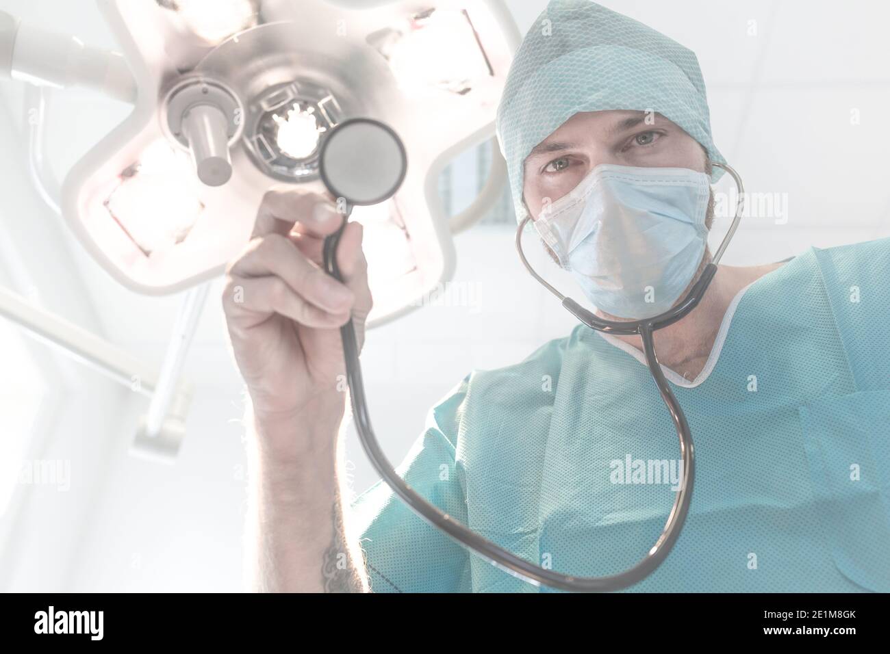 Krankenschwester oder Chirurg mit Sthetoskop schauen Sie uns im Krankenhaus an Stockfoto