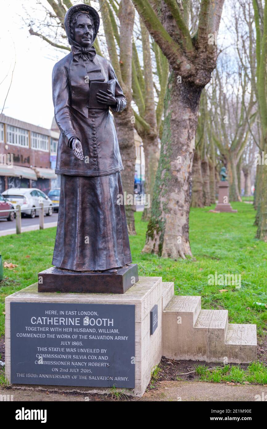 William und Catherine Booth Statuen, Gründer der Heilsarmee, am Standort ihrer ersten Dienste auf Mile End Road, East End, London Stockfoto