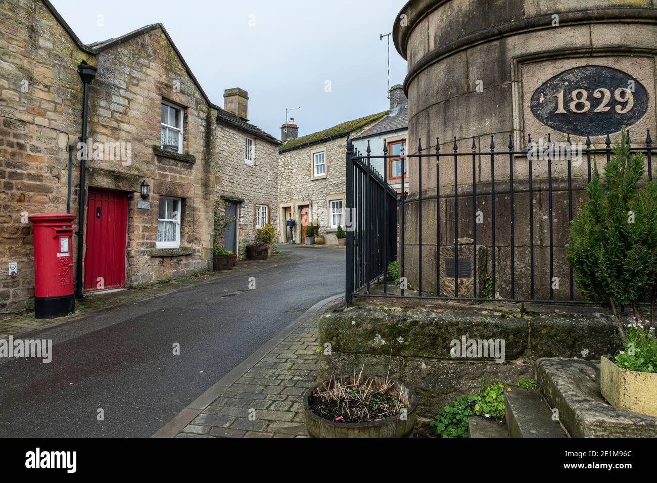 Der Wassertank aus dem 19th. Jahrhundert und die winzigen Cottages in Youlgrave, Peak District National Park, Derbyshire Stockfoto