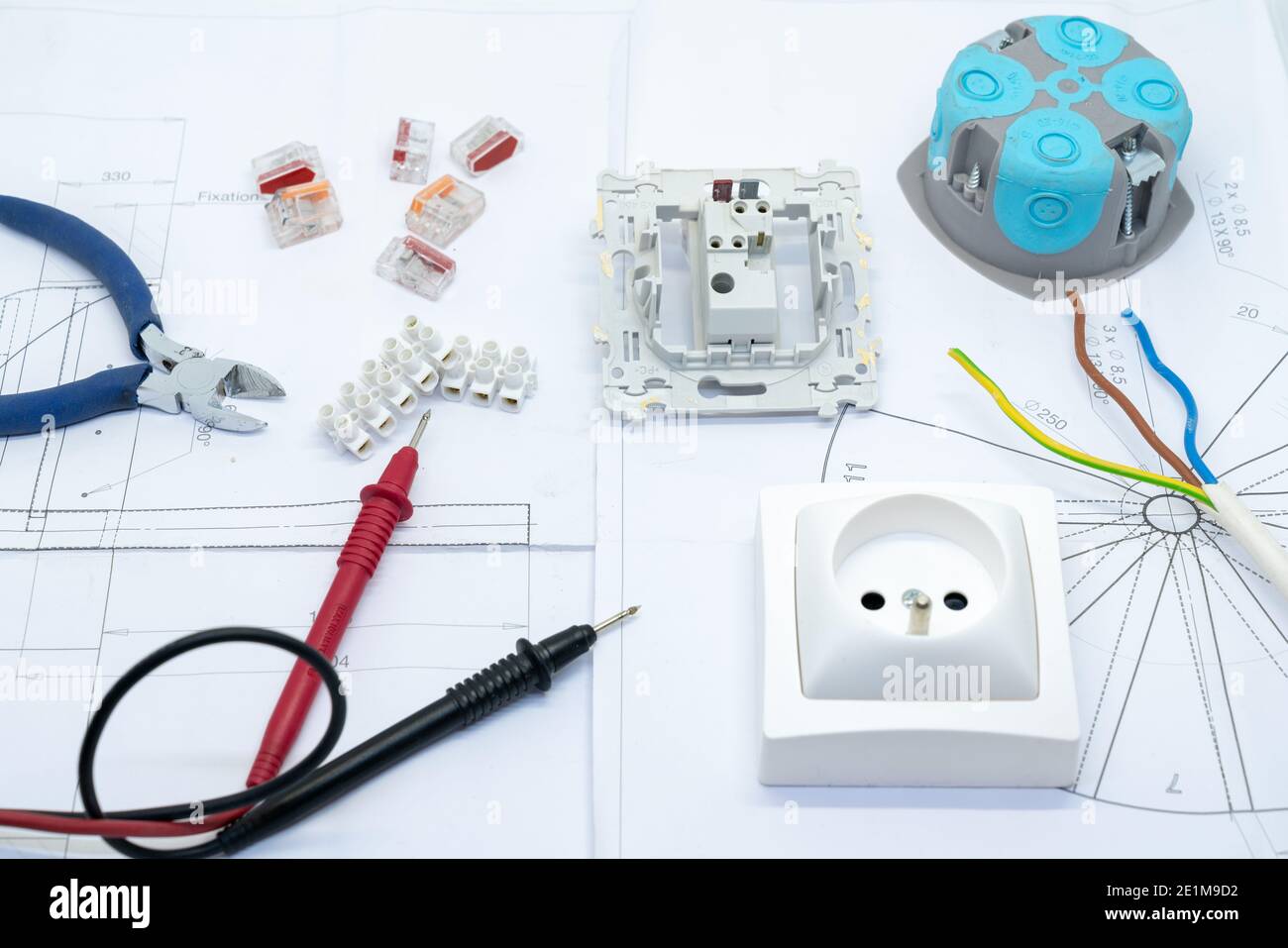 Sortimente von Werkzeugen und Gegenständen im Zusammenhang mit Elektrizität Stockfoto