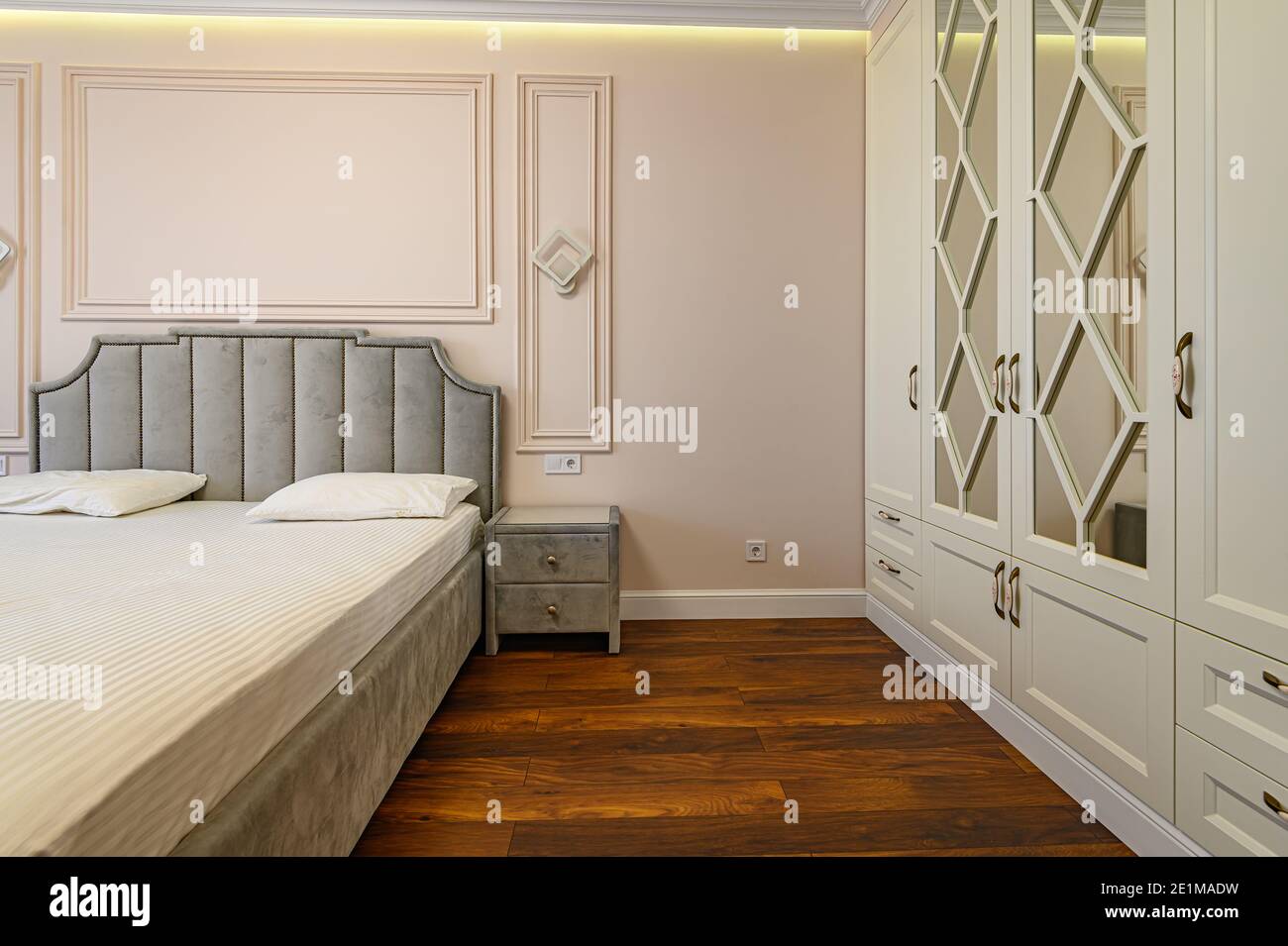 Beige und braun modernes Schlafzimmer mit Doppelbett Stockfoto