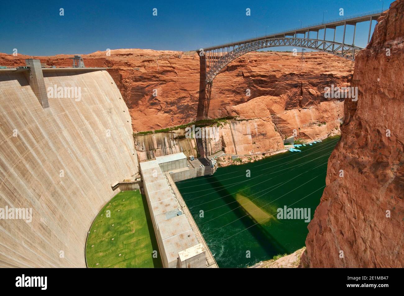 Glen Canyon Bridge vom Glen Canyon Dam aus gesehen, am Colorado River, Page, Arizona, USA Stockfoto