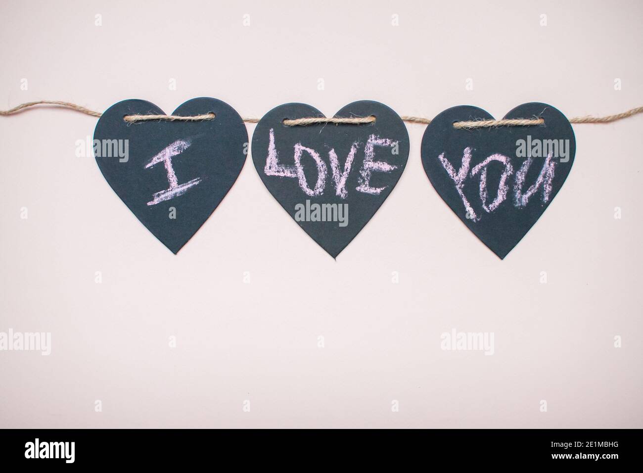 Layout der Herzen auf einem hellrosa Hintergrund. Valentinstag Stockfoto