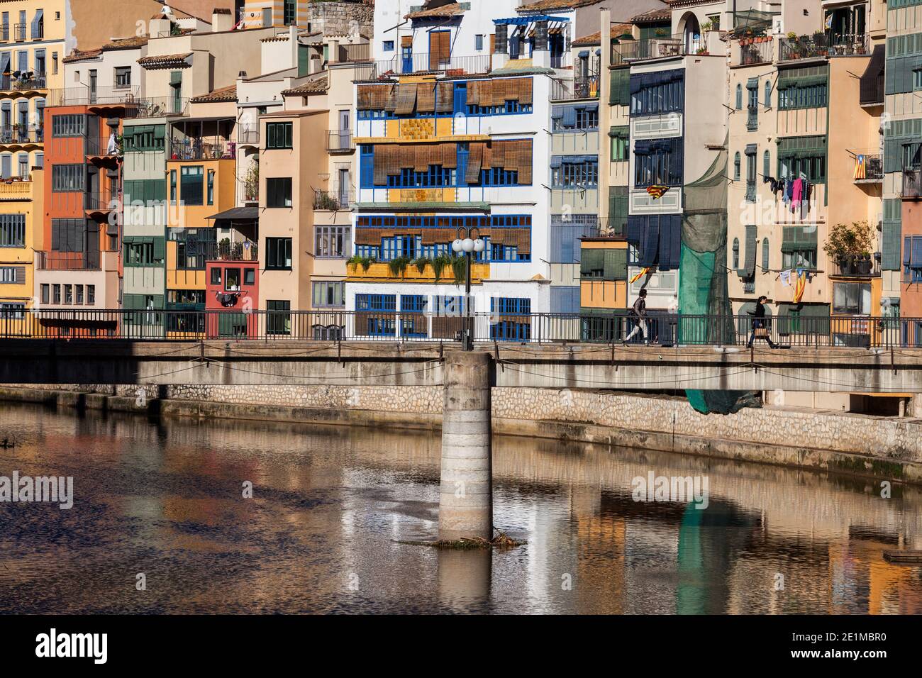 Häuser mit Blick auf den Fluss Onyar in der Stadt Girona in Katalonien, Spanien Stockfoto