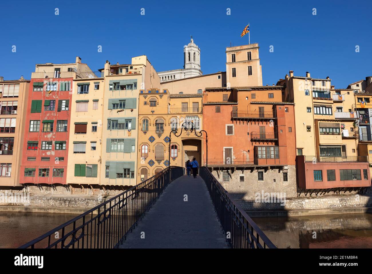 Stadt Girona in Spanien, Gomez-Brücke (Princesa-Brücke) und traditionelle Häuser entlang des Flusses Onyar Stockfoto