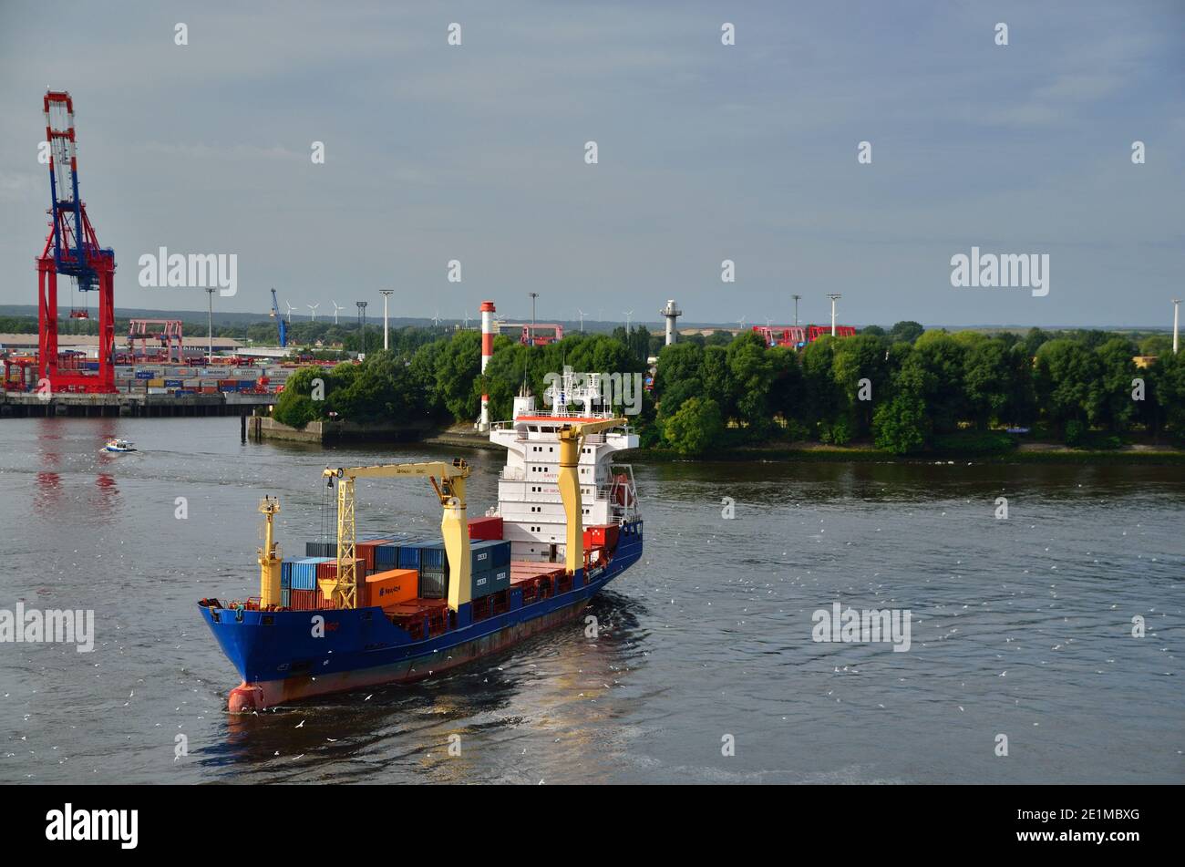 Großes Containerschiff an der Wende im Hafen von hamburg Stockfoto