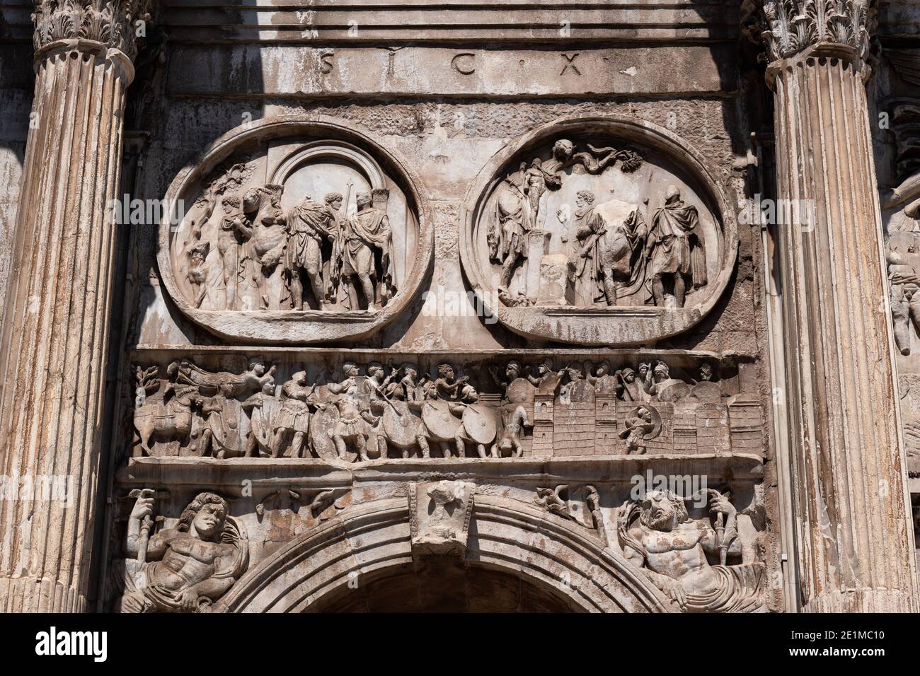 Konstantinsbogen in Rom, Italien. Alte Reliefs auf Rundungen, die Hadrian und Antinoos auf der Jagd (117-138 CE) und Opferung zeigen Stockfoto