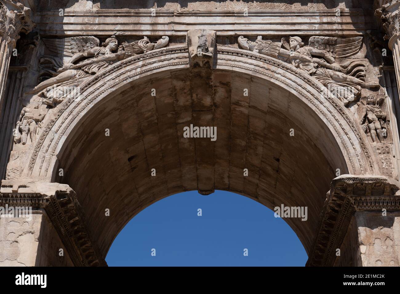 Konstantinsbogen mit Victoria (Nike) Figuren, geflügeltes Siegesrelief auf Torbogen Spandrels von 312 bis 315 n. Chr. in Rom, Italien, Europa Stockfoto