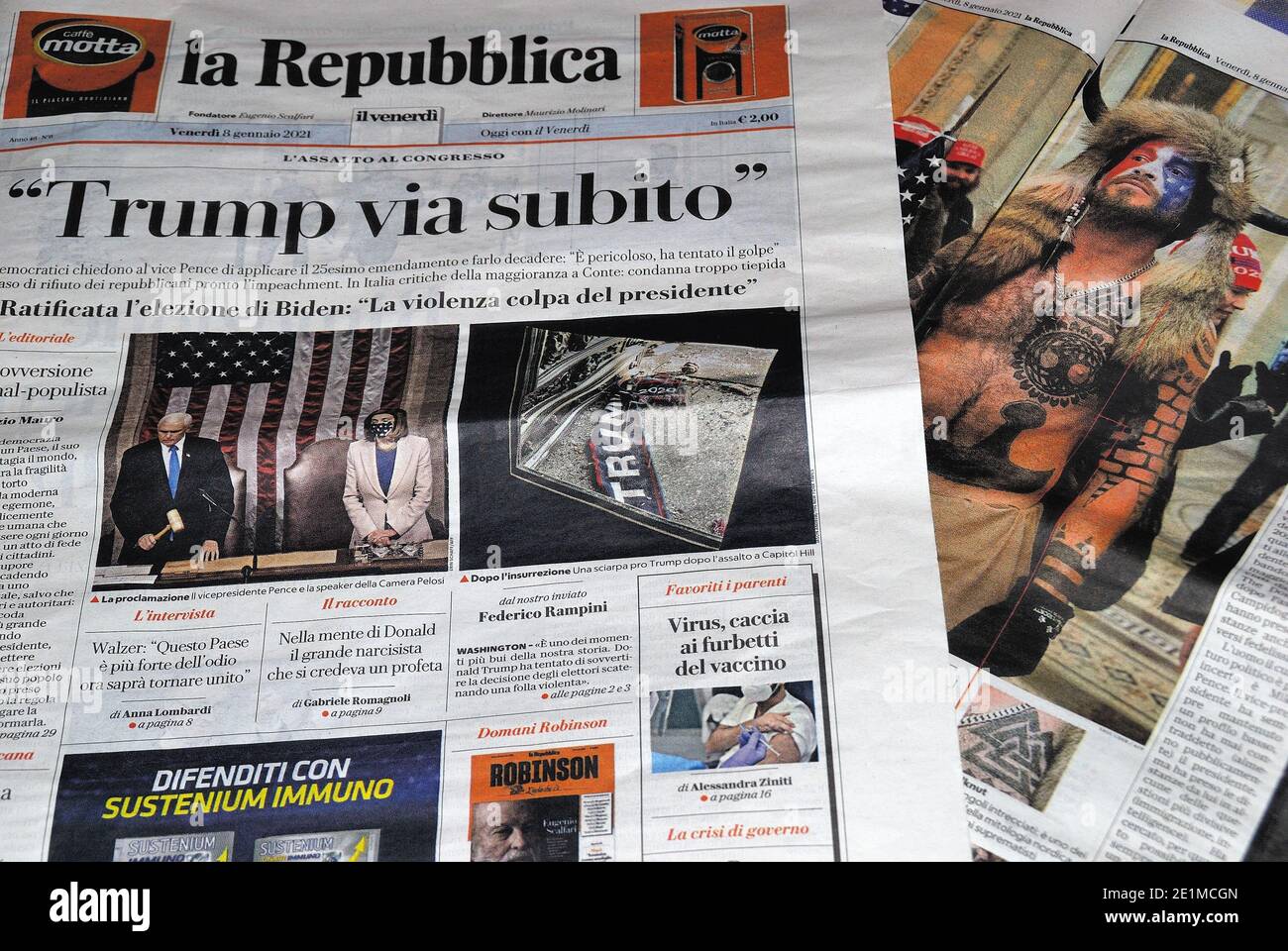 Die maßgebliche italienische Zeitung 'La Repubblca' auf der Titelseite titelt Trump sofort weg. Angriff auf den Kongress, Staatsstreich. Die Fotos von den Zusammenstößen und von Jake Angeli bekannt als der Schamane. Stockfoto