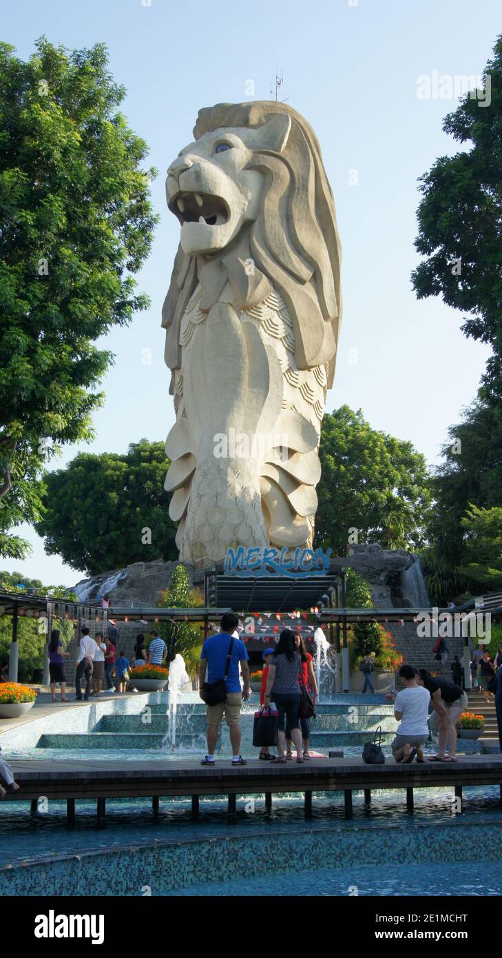 Singapur - Juli 10 2012: Die Singapore Merlion Statue auf der Insel Sentosa Stockfoto