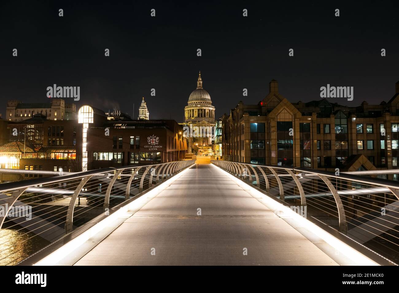 St Paul's Cathedral von der Millenium Bridge bei Nacht, London, England Stockfoto