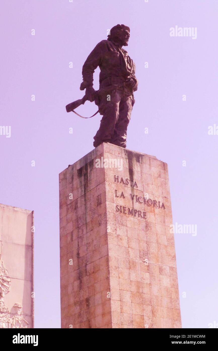 Che Guevara-Statue Kuba hält ein Gewehr auf Sockel in Militäruniform Santa Clara Gun Gewehrsockel Statuen Militär Absetzjäger Kampfkanone Stockfoto
