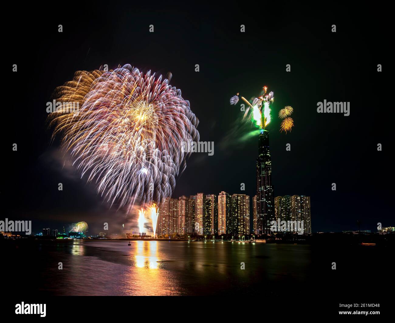 Feuerwerk glückliches neues Jahr 2021 erhellen Himmel über dem Geschäftsviertel in Ho Chi Minh Stadt, Vietnam Stockfoto