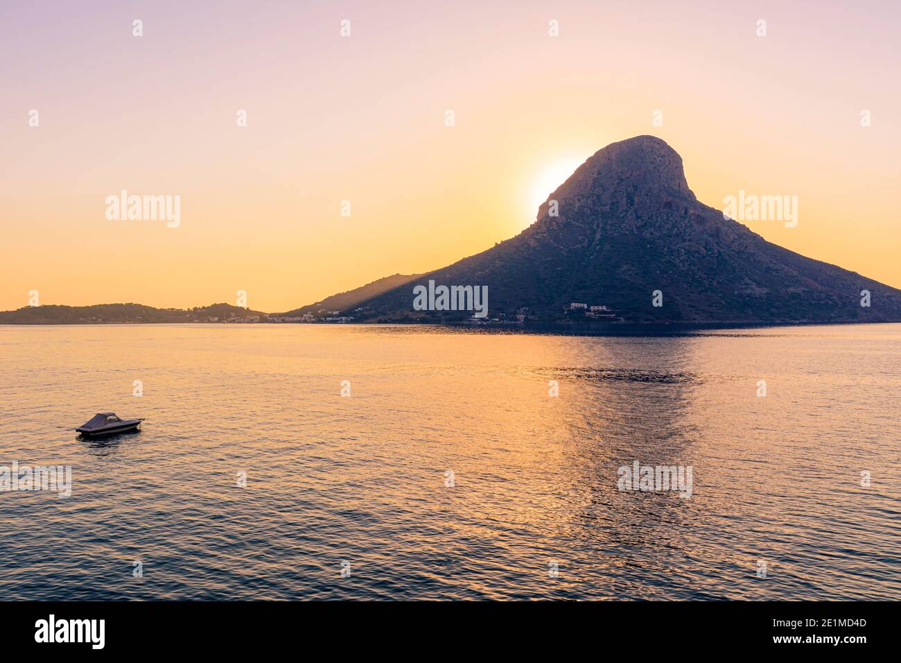 Sonnenuntergang hinter Telendos Island, Kalymnos, Dodekanes, Griechenland Stockfoto