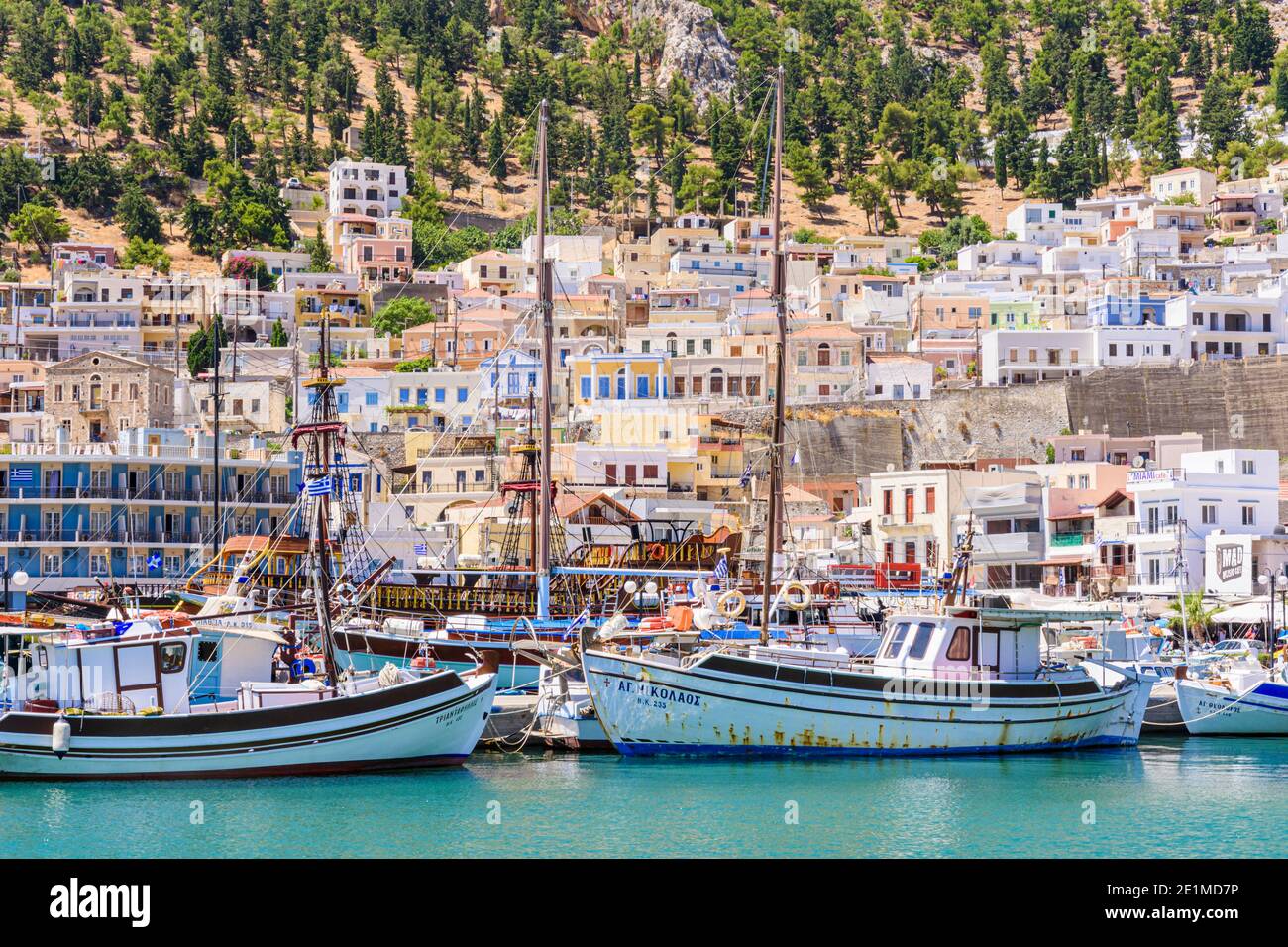 Boote liegen an der Küste von Pothia Stadt, Kalymnos, Dodekanes, Griechenland Stockfoto