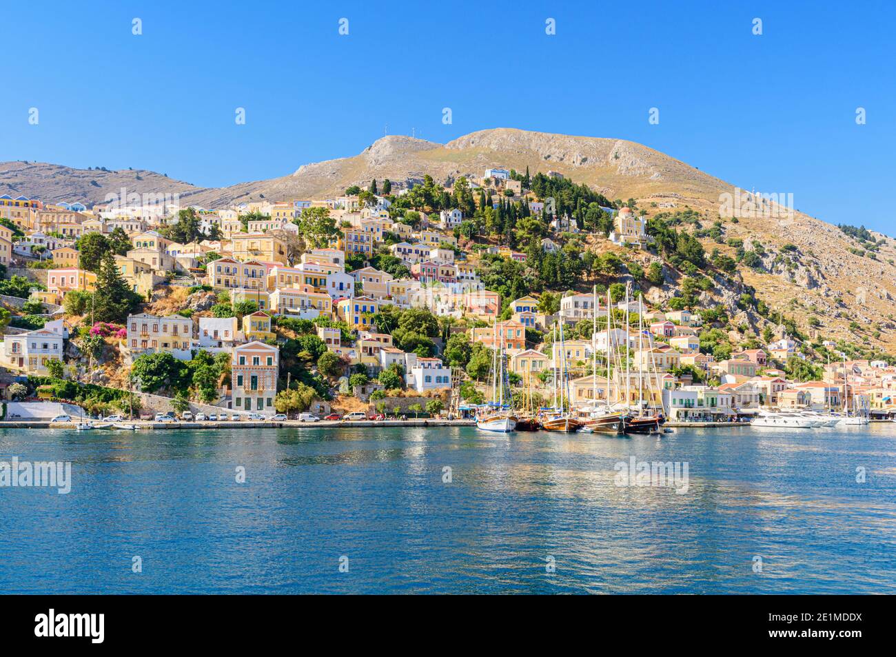 Symi Island Blick auf Boote, die an der Küste von Gialos Town auf der Insel Symi, Dodekanes, Griechenland, festgemacht sind Stockfoto