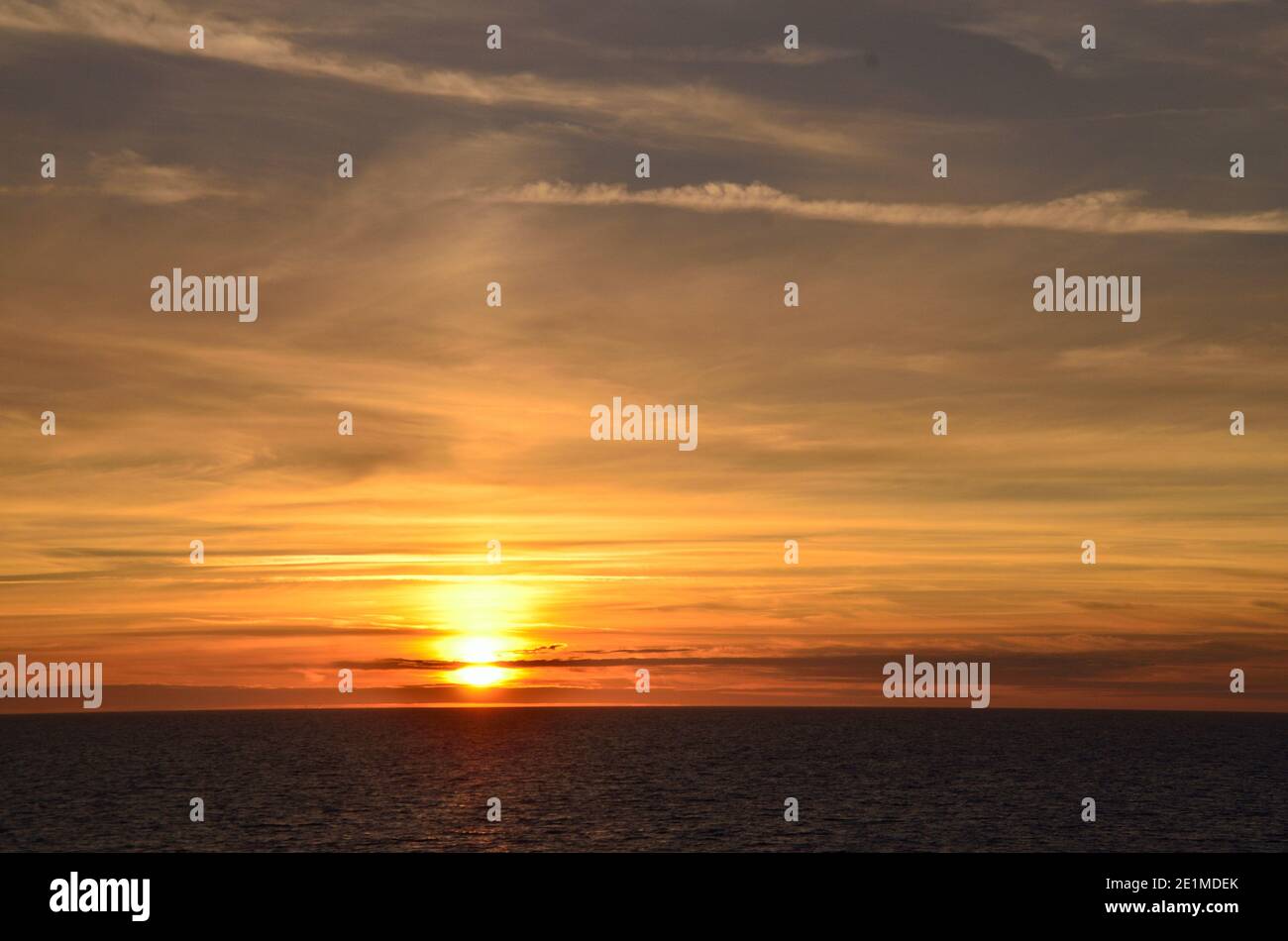 Schöner Sonnenuntergang mit weitem Horizont am Meer Stockfoto