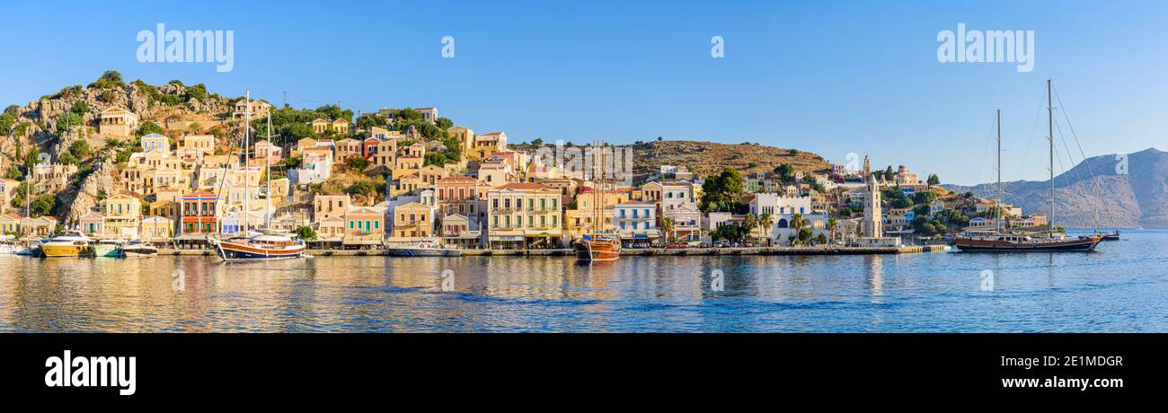 Panorama der malerischen Uferpromenade von Gialos Stadt, auf der Insel Symi, Dodekanes, Griechenland Stockfoto