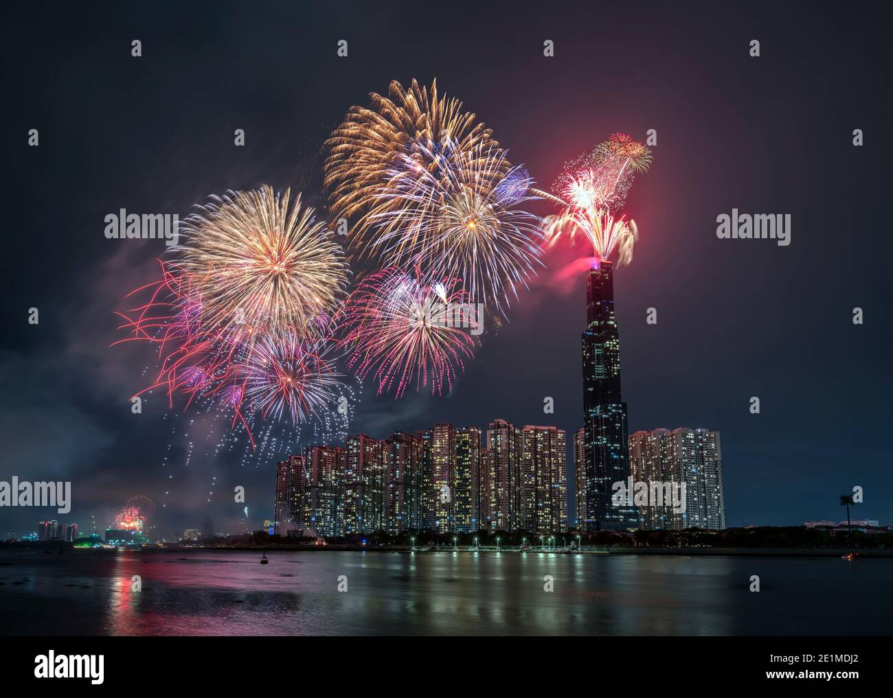 Buntes Feuerwerk glückliches neues Jahr 2021 erhellen Himmel über dem Geschäftsviertel in Ho Chi Minh Stadt, Vietnam Stockfoto