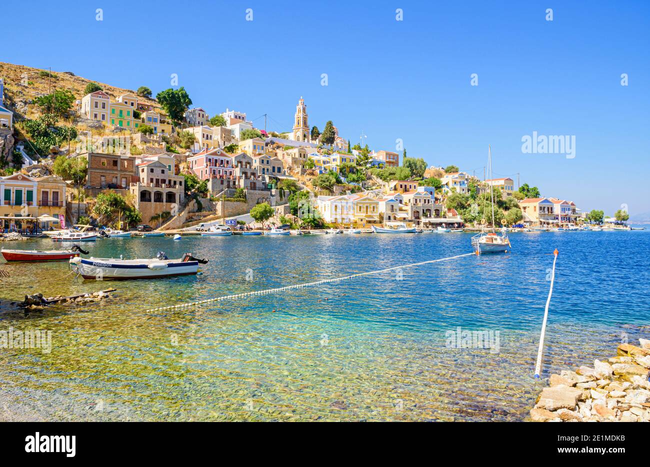 Meerblick in Richtung der schönen Gegend von Harani auf Symi Island, Griechenland Stockfoto