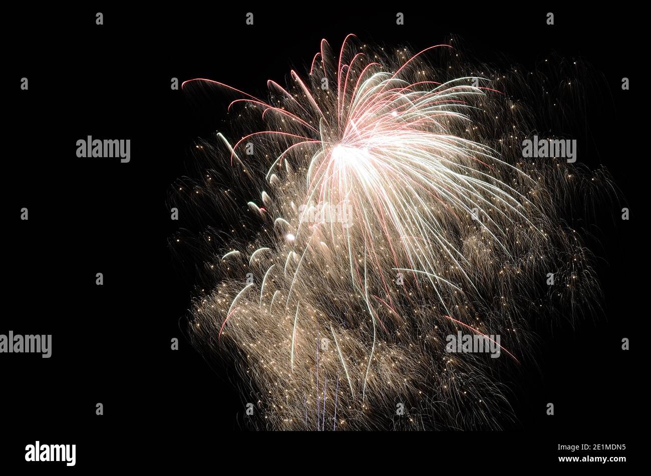 Bunte zarte große Feuerwerk in der Nacht zum neuen Jahr Stockfoto