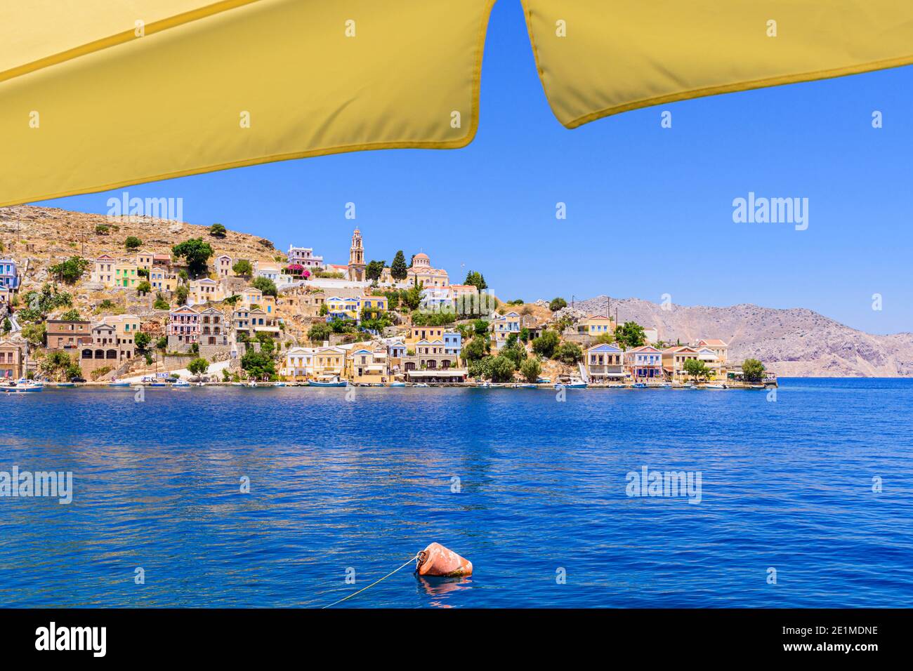 Blick auf das Wasser in Richtung der schönen Gegend von Harani auf Symi Island, Griechenland Stockfoto