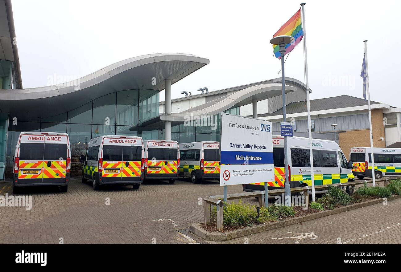 Ein Blick auf das Darent Valley Hospital in Dartford, Kent, da berichtet wird, dass kritisch kranke Patienten aus Krankenhäusern in der Grafschaft im ganzen Land verlegt werden, um den Druck auf überforderte NHS-Trusts zu lindern. Stockfoto