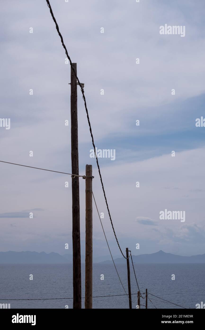 Telefonleitungen in Richtung Küste, mittelmeer, Ost-Attika, Griechenland. Stockfoto